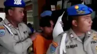 Polisi menangkap sopir angkot yang menabrak pengemudi ojek online. Sementara demo memprotes pemakzulan Presiden korsel merenggut 2 korban