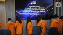 Direktorat Jenderal (Ditjen) Imigrasi menangkap 17 orang Warga Negara (WN) Vietnam yang diduga menyalahgunakan izin tinggal keimigrasian. (Liputan6.com/Angga Yuniar)
