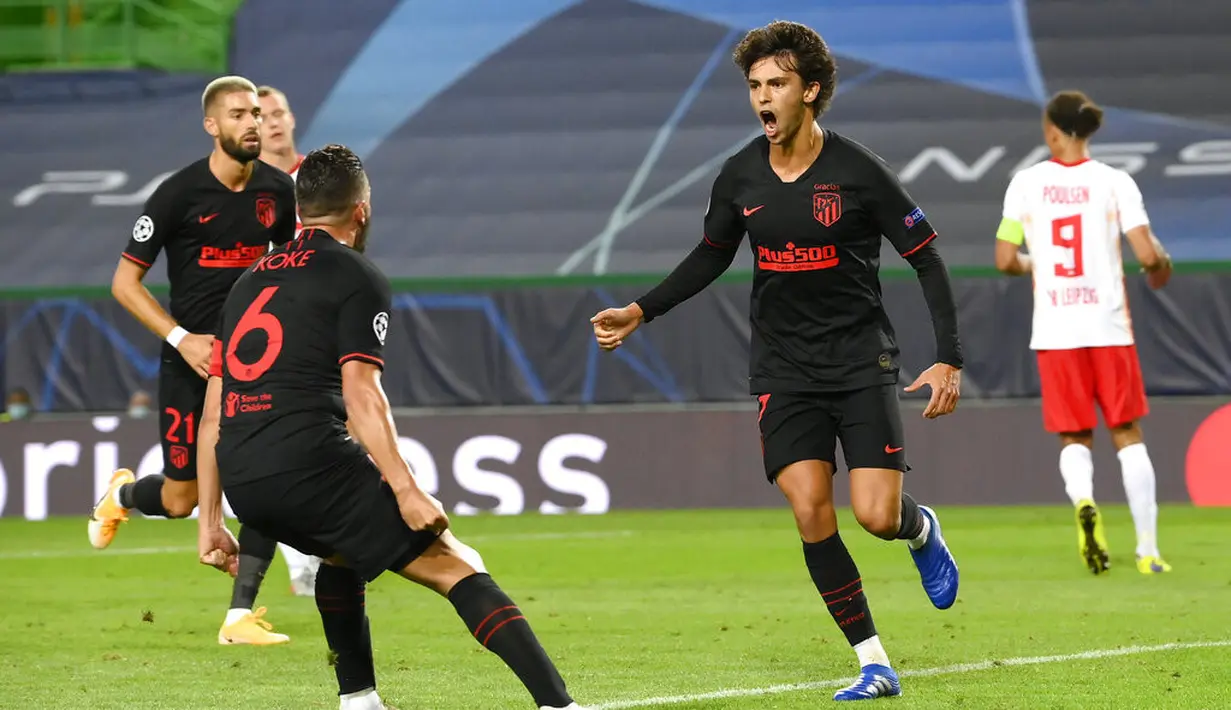 Gelandang Atletico Madrid, Joao Felix (kanan) berselebrasi setelah mencetak gol dari titik penalti ke gawang RB Leipzig pada perempat final Liga Champions di stadion Jose Alvalade di Lisbon, Portugal, Kamis, (13/8/2020). RB Leipzig menang tipis 2-1 dan melaju ke semifinal. (Lluis Gene/Pool Photo via