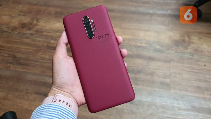 Bodi belakang Realme X2 Pro Master Edition yang teksturnya menyerupai batu bata, kesat dan tidak licin saat digenggam. (Liputan6.com/ Agustin Setyo W)