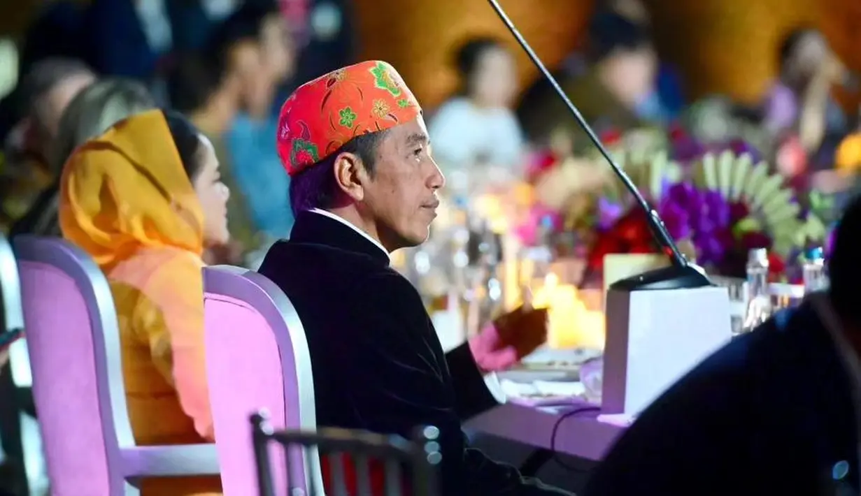 Menarik, setelah beberapa hari rangkaian acara KTT ASEAN 2023, Presiden Jokowi memilih mengenakan baju adat di acara Gala Dinner. [Foto: Instagram/jokowi]