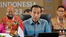 Presiden Joko Widodo atau Jokowi tampak mengenakan tenun berwarna biru. (Photo by WILLY KURNIAWAN / POOL / AFP)