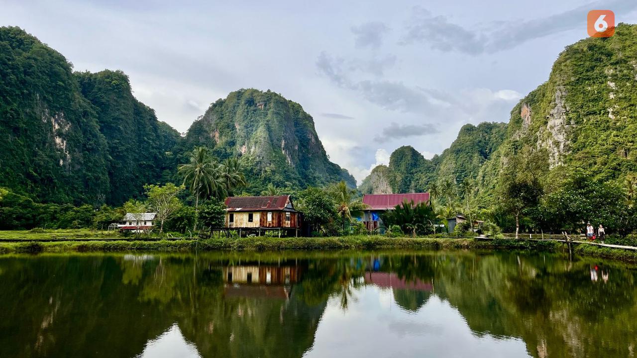 Pemandangan Rammang Rammang di Makassar, Sulawesi Selatan yang berstatus Geopark UNESCO