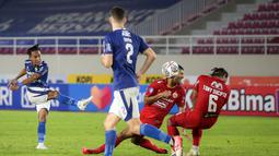 Dibabak kedua Persib Bandung langsung tancap gas menggempur lini pertahanan Persija Jakarta. Pada menit ke-63, bola hasil sepakan Beckham Putra kembali bisa diantisipasi sehingga gagal menjadi gol. (Bola.com/Bagaskara Lazuardi)