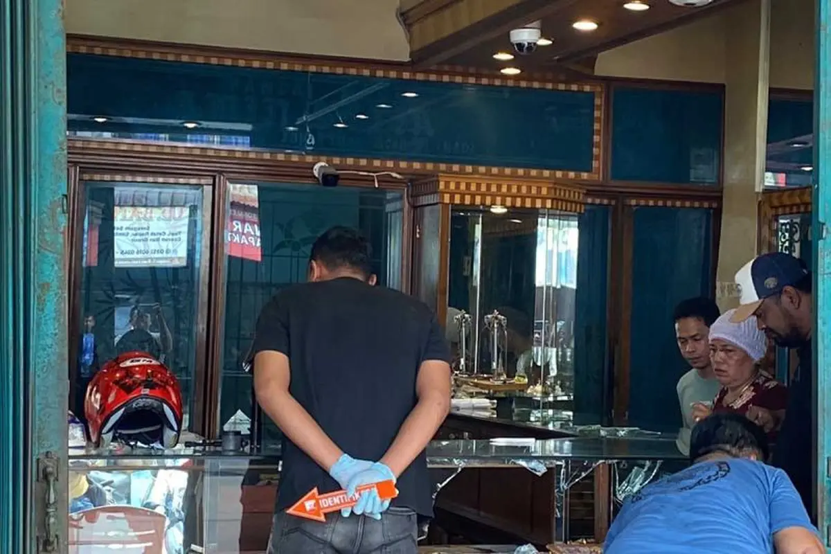 Polisi melakukan olah tempat kejadian perampokan toko emas di Tapaktuan, Kabupaten Aceh Selatan, Sabtu (18/7/2026) (Istimewa)
