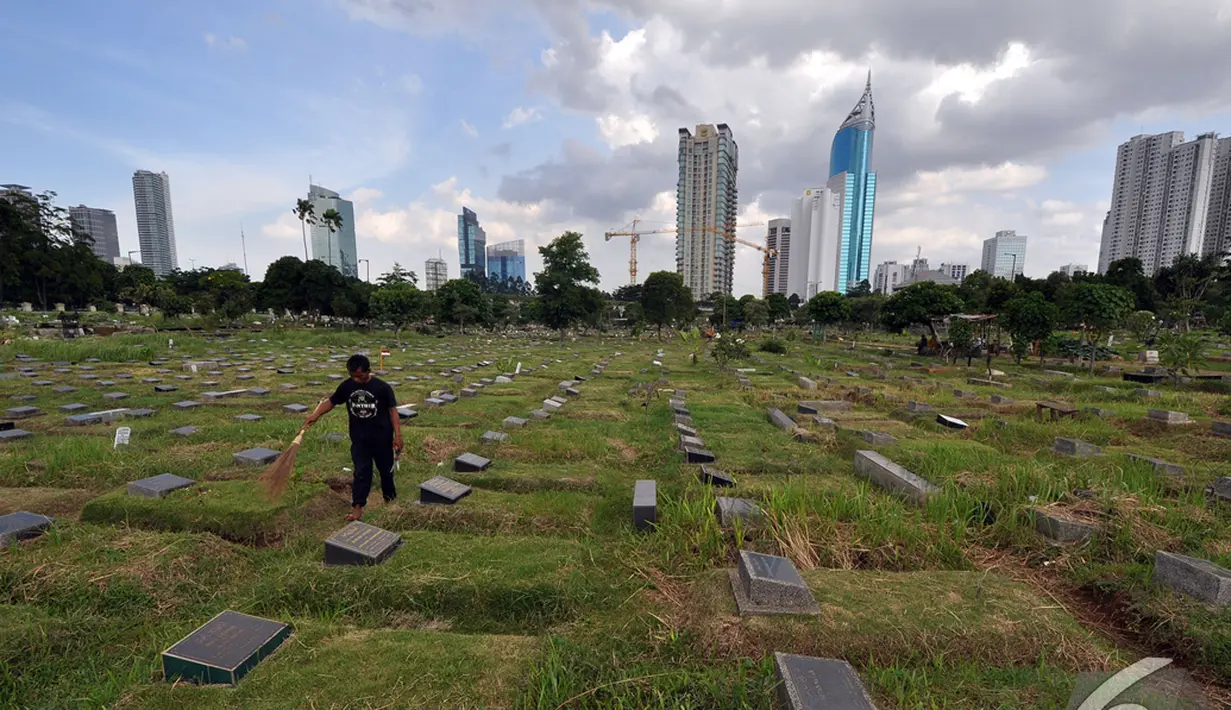Pemerintah Provinsi DKI Jakarta menghapus penggunaan jasa tenaga keamanan di kawasan Taman Pemakaman Umum (TPU) di ibu kota, Jakarta, Minggu (11/1/2015). (Liputan6.com/Miftahul Hayat) 