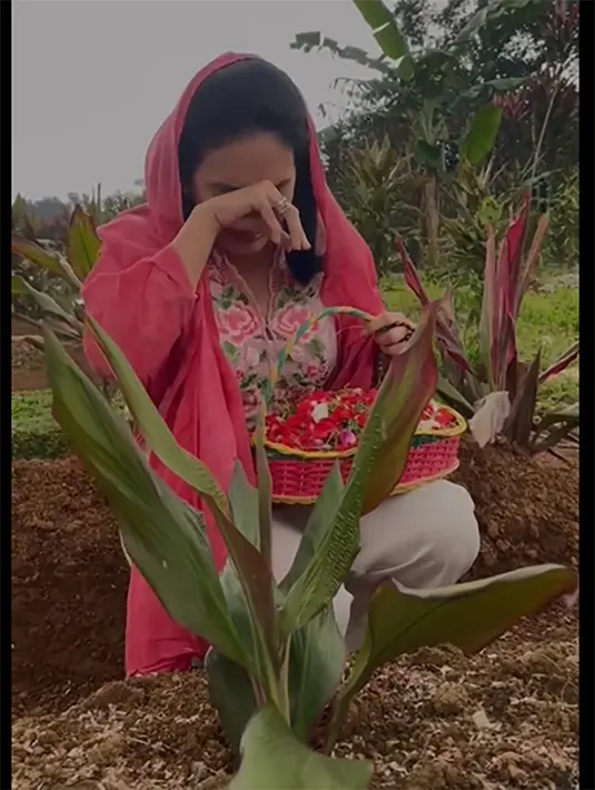 Beberapa hari menjelang puasa, Rieke menyambangi ke makam Nani Wijaya untuk mendoakannya. Oneng didampingi dua orang saat nyekar ke makam Emak. [Foto; Instagram/riekediahp]