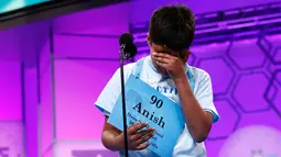 Anish Tejomurtula (13), peserta dari Florida bereaksi setelah mengeja kata dengan salah pada babak kedua Scripps National Spelling Bee di Oxon Hill, Maryland, Selasa (28/5/2019). Kompetisi mengeja ini yang tertinggi di AS, dengan peserta yang juga berasal dari negara lain. (AP/Patrick Semansky)