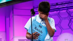 Anish Tejomurtula (13), peserta dari Florida bereaksi setelah mengeja kata dengan salah pada babak kedua Scripps National Spelling Bee di Oxon Hill, Maryland, Selasa (28/5/2019). Kompetisi mengeja ini yang tertinggi di AS, dengan peserta yang juga berasal dari negara lain. (AP/Patrick Semansky)
