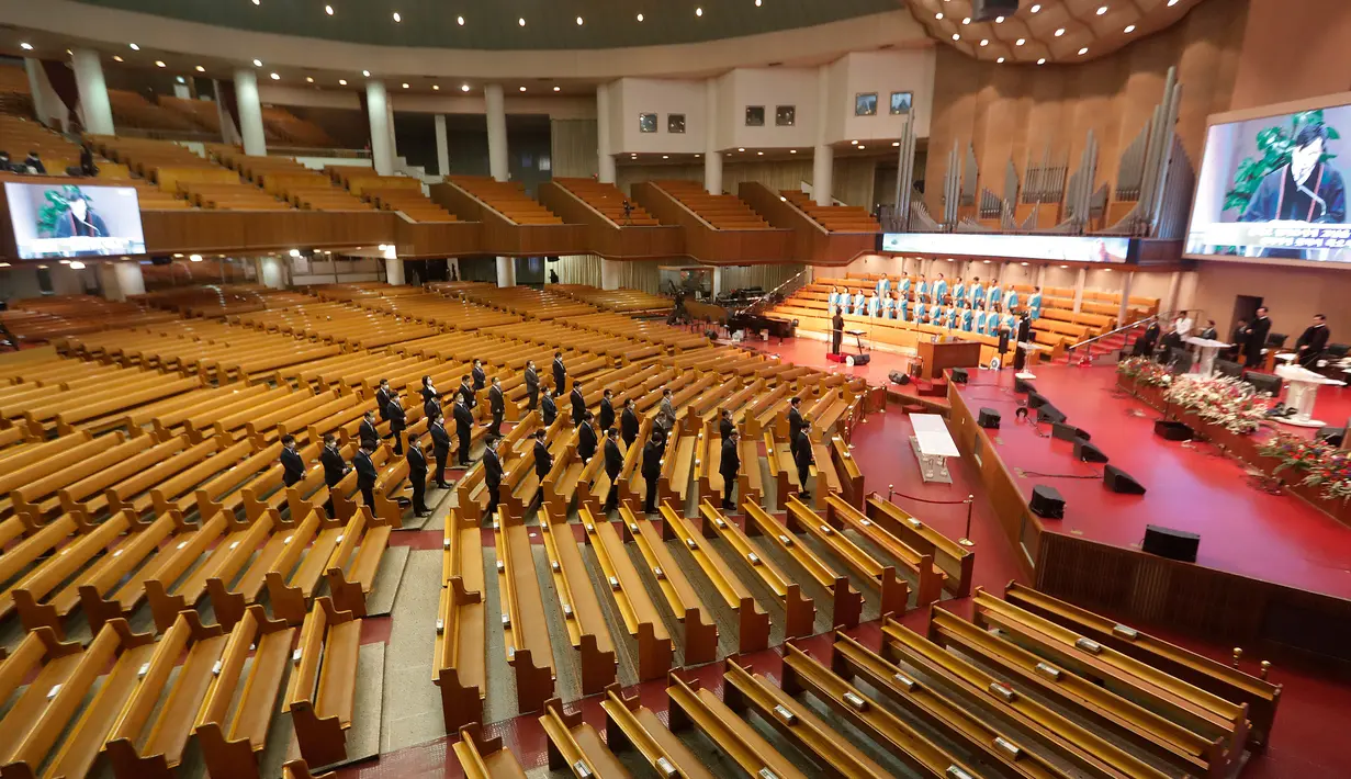 Sejumlah orang memakai masker saat menghadiri misa di Yoido Full Gospel Church, Seoul, Korea Selatan, Minggu (1/3/2020). Gereja memutuskan untuk mengganti layanan hari Minggu secara online untuk keselamatan anggota di tengah penyebaran virus corona COVID-19. (AP Photo/Ahn Young-joon)