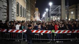 Saat ini, jenazah Paus Fransiskus masih disemayamkan di Basilika Santo Petrus untuk ziarah publik. (HENRY NICHOLLS/AFP)