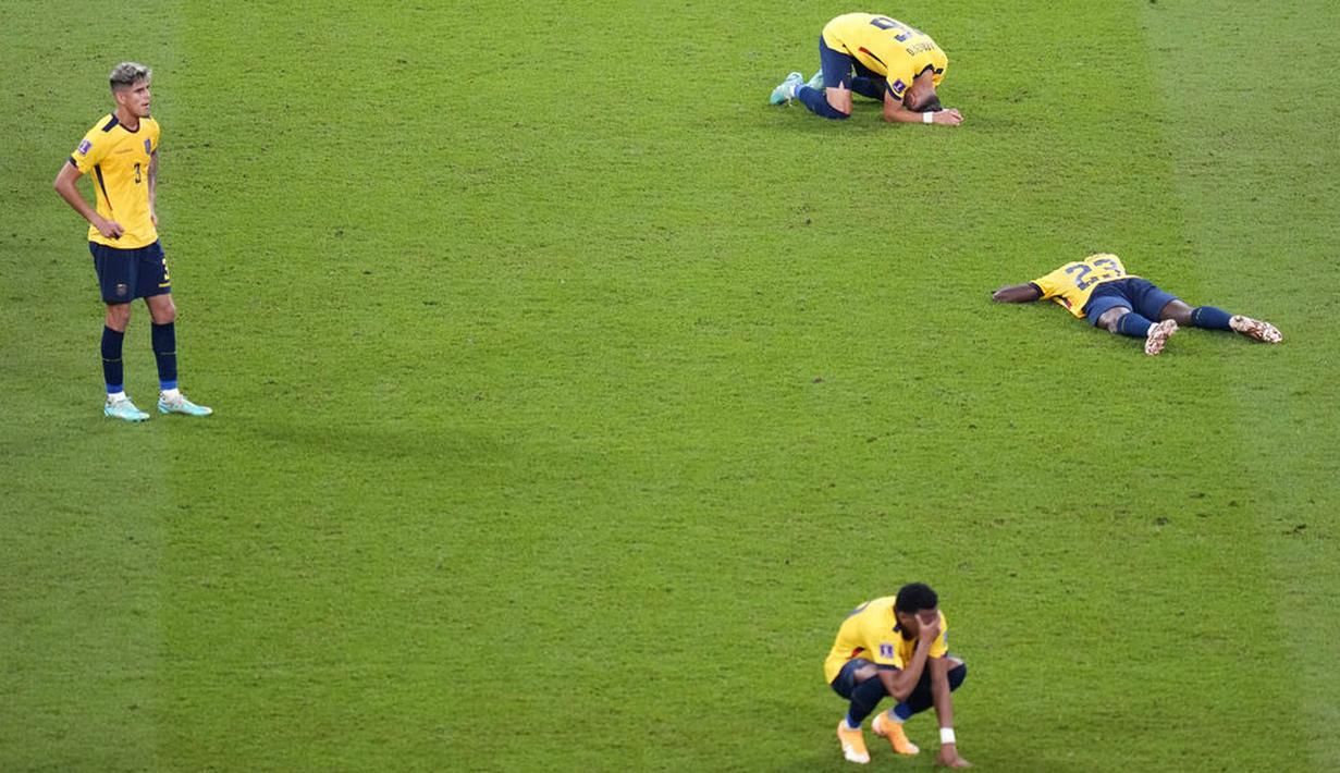 Pemain Ekuador berjatuhan di lapangan usai ditaklukkan Senegal pada laga Grup A Piala Dunia di Stadion Khalifa, Doha, Selasa (29/22/2022). (AP/Aijaz Rahi)