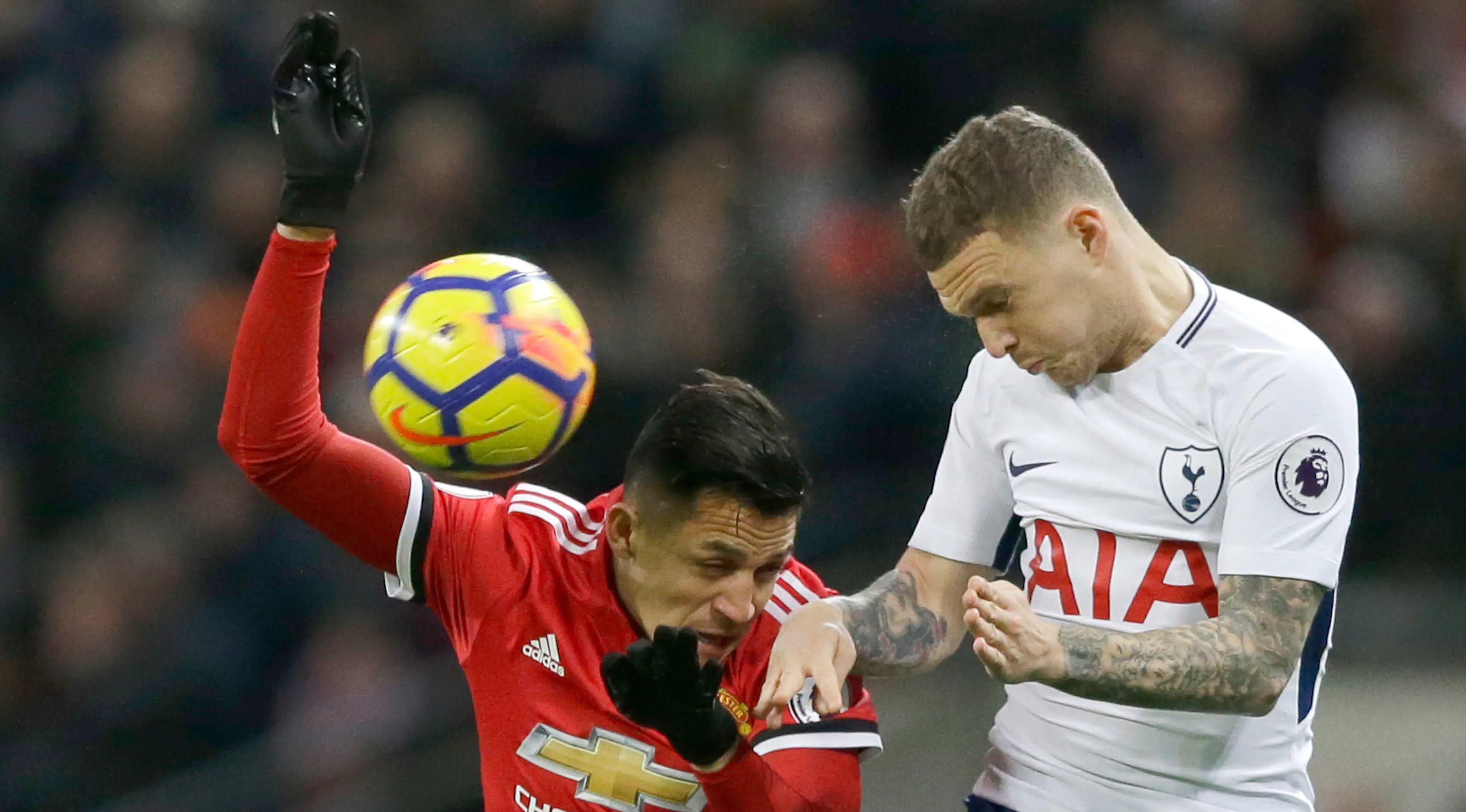 Pemain Manchester United, Alexis Sanchez dan pemain Tottenham Hotspur, Kieran Trippier berebut bola pada laga pekan ke-25 Premier League di Stadion Wembley, Rabu (31/1). Tottenham Hotspur sukses menaklukkan Manchester United 2-0. (AP/Alastair Grant)