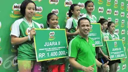 Legenda Bulutangkis Indonesia, Rexy Mainaky berpose dengan juara ganda putri MILO School Competition 2015, Jakarta, Sabtu (28/11/2015). (Liputan6.com/Yoppy Renato)