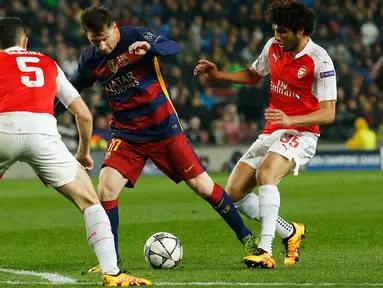 Penyerang Barcelona, Lionel Messi (tengah) berusaha melewati dua pemain Arsenal pada leg kedua 16 besar liga champions di stadion Nou Camp, Spanyol (17/3). Barcelona menang atas Arsenal dengan skor 3-1. (Reuters/Albert Gea)