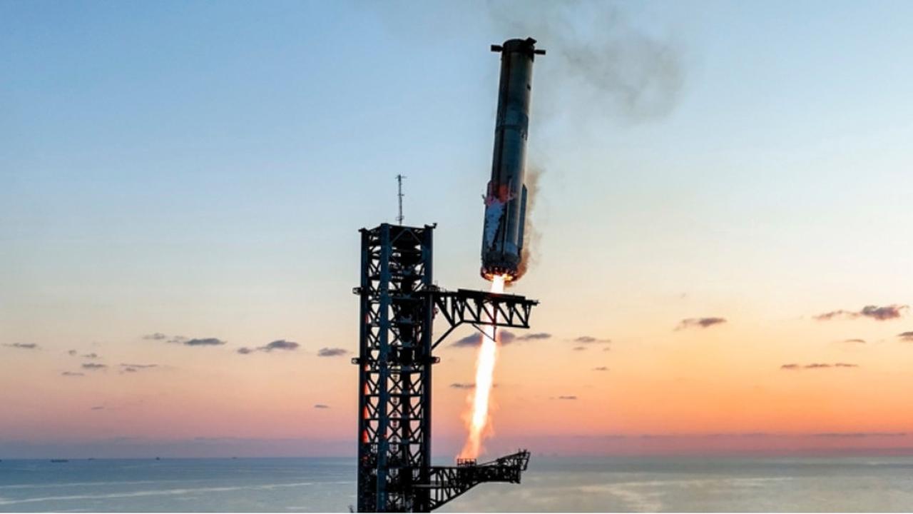 Momen Menakjubkan saat Roket Starship Mendarat Lagi di Tower Peluncuran