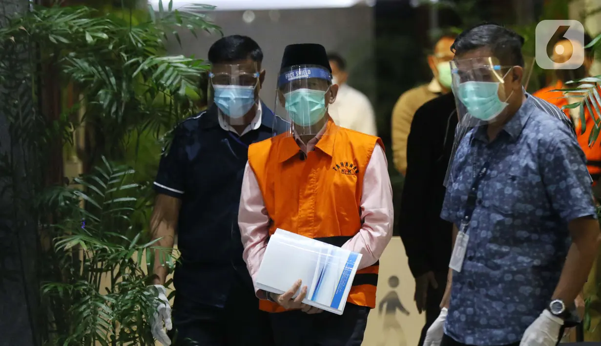 Mantan Anggota BPK, Rizal Djalil (tengah) usai rilis di Gedung KPK, Jakarta, Kamis (3/12/2020). Rizal merupakan tersangka penerima suap proyek air minum di PUPR. Ia diduga menerima Sin$ 100 ribu dari Komisaris Utama PT Minarta Dutahutama, Leonardo J Prasetyo. (Liputan6.com/Helmi Fithriansyah)