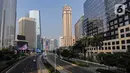 Suasana arus lalu lintas dan kawasan perkantoran di kawasan jalan Jenderal Sudirman, Jakarta, Senin (17/6/2024). (Liputan6.com/Angga Yuniar)