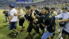 Tragedi sepak bola yang melibatkan suporter kembali terjadi. Kali ini 12 orang dilaporkan meninggal dunia dalam sebuah insiden tragis di Stadion Monumental, Cuscatlan, San Salvador, El Salvador, Sabtu (21/5/2023) malam waktu setempat pada laga perempatfinal Divisi Utama El Salvador antara Alianza FC menghadapi Deportivo FAS. Para korban tewas akibat berdesakan saat menyerbu salah satu pintu masuk stadion. Akibat kejadian tersebut, laga pun terpaksa dihentikan setelah terjadi desak-desakan suporter yang meluber hingga ke dalam lapangan. (AP Photo/Milton Flores)