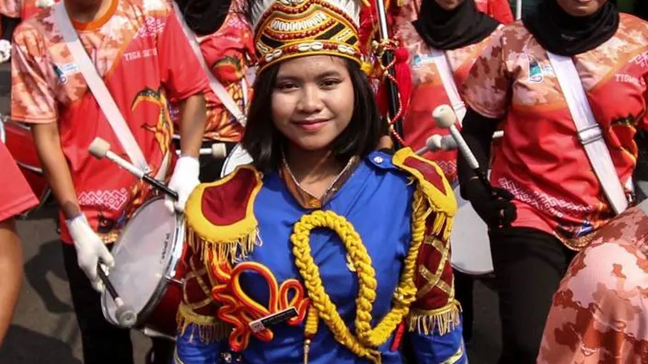 Penampilan parade drumband SMA turut mengkampanyekan Sail Teluk Cenderawasih di kawasan Thamrin.<br>