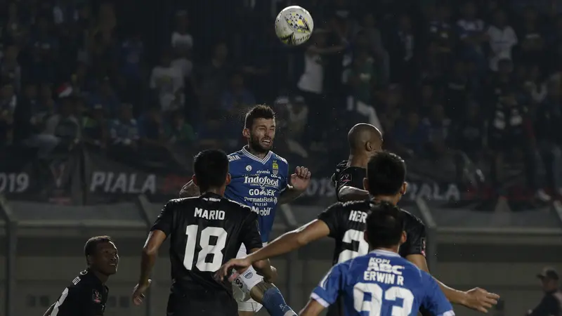 Striker Persib Bandung, Bojan Malisic, berusaha menyundul bola saat melawan TIRA Persikabo pada laga Piala Presiden 2019. (Bola.com/Yoppy Renato)