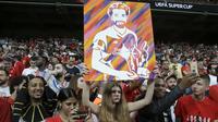 Fans wanita membawa poster pemain Liverpool Mohamed Salah sebelum pertandingan melawan Chelsea di Piala Super Eropa 2019  Chelsea di Besiktas Park, Istanbul, Turki (14/8/2019). (AP Photo/Thanassis Stavrakis)