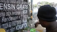 Selain bensin gratis, Pak Ogah kembali dengan spanduk dengan kalimat menyindir calon koruptor muda. (Liputan6.com/Dewi Divianta)