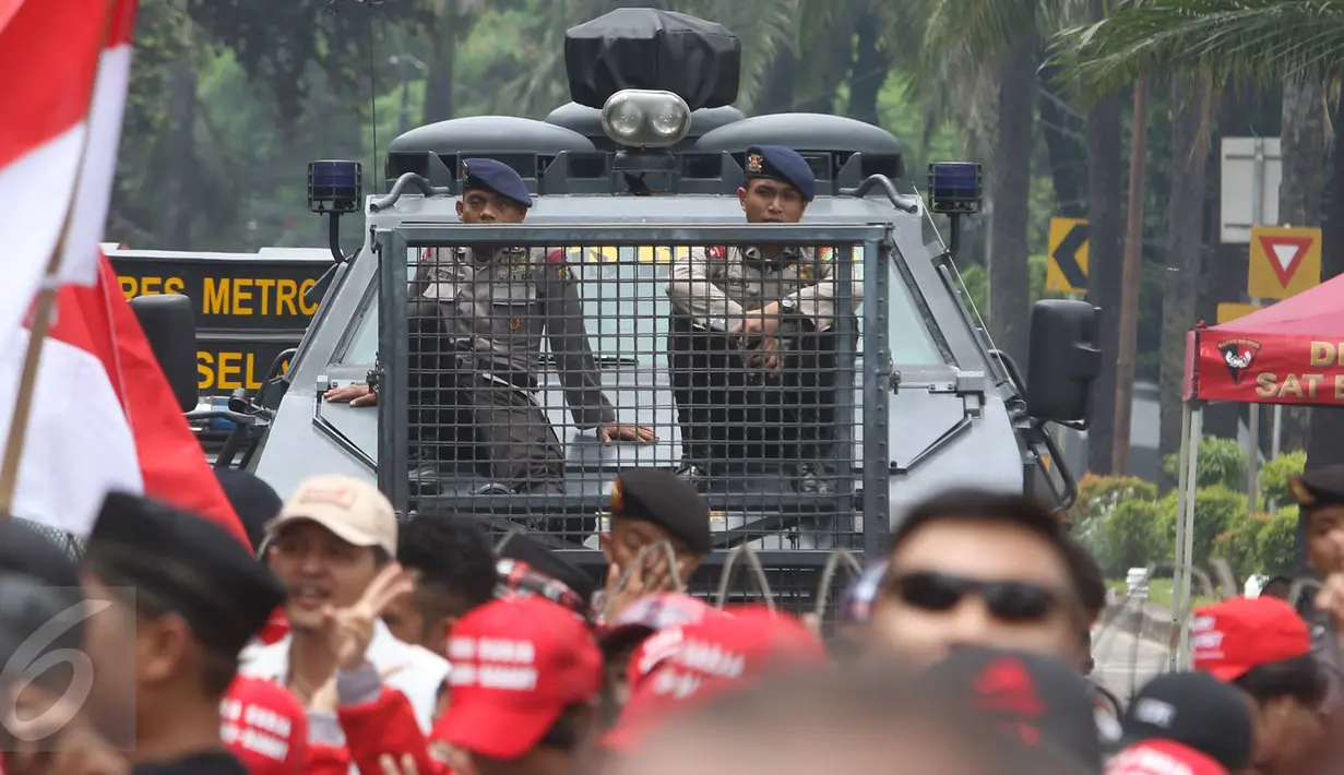 Petugas berjaga saat sidang kasus dugaan penistaan agama yang dilakukan Gubernur DKI Jakarta Basuki T Purnama di luar Gedung Kementerian Pertanian Jakarta Selatan, Selasa (28/2). (Liputan6.com/Immanuel Antonius)
