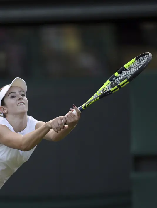 Ekspresi CiCi Bellis saat mengembalikan bola ke arah lawannya Victoria Azarenka pada laga tunggal putri di Wimbledon Tennis Championships 2017,  London, (3/7/2017).  Bellis kalah 6-3, 2-6, 1-6. (AP/Tim Ireland)