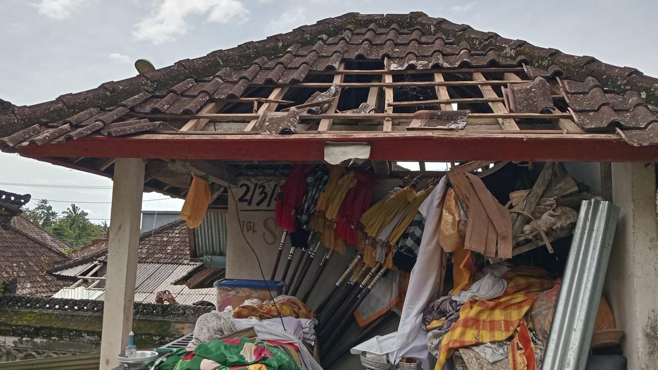 Angin Puting Beliung di Tabanan Buat  Atap Rumah Terbang