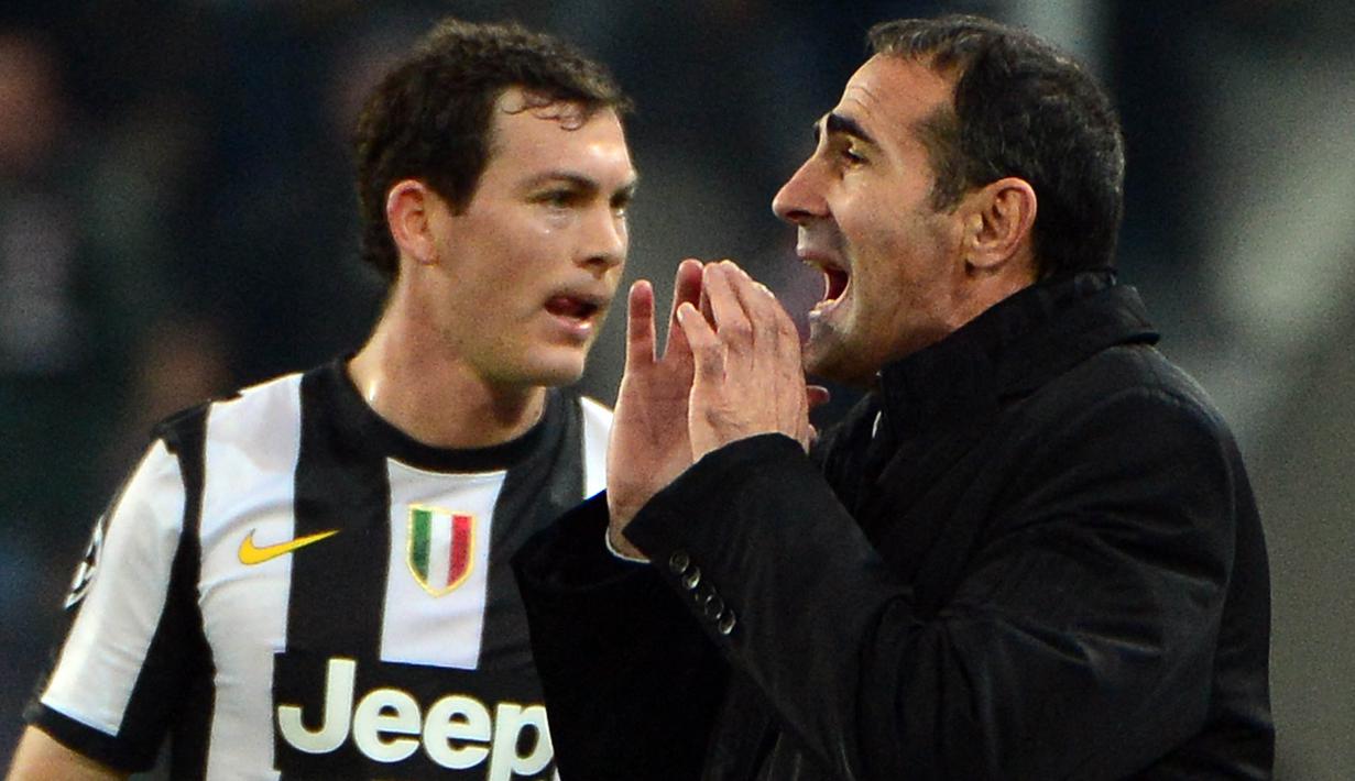 Angelo Alessio mengawali kariernya sebagai asisten pelatih Napoli rentang 2002-2003. Takdir kemudian membawanya menukangi klub medioker Italia, Imolese (2004-2005), Messese (2006-2006), hingga SPAL (2008). (Foto: AFP/Olivier Morin)