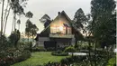 Meski tidak pernah mengalami kejadian mistis saat menjalani syuting, namun Tara Basro memiliki alasan lain sehingga ia enggan ke rumah tempat syuting di daerah Pengalengan, Bandung, Jawa Barat itu. (Instagram/tarabasro)