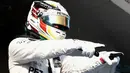 Lewis Hamilton berhasil finis terdepan dengan catatan waktu 1 jam 39 menit 42,008 detik. Dia unggul 0,7 detik atas Nico Rosberg yang berada di posisi kedua (GOH CHAI HIN/AFP)