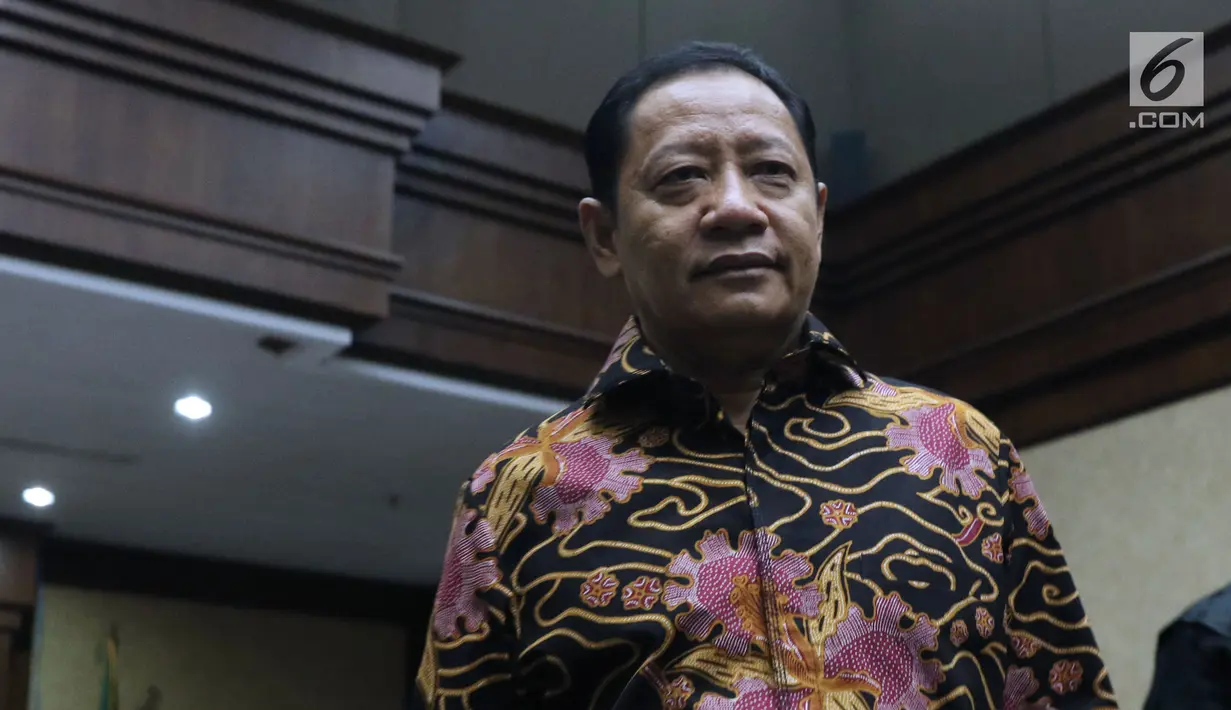 Mantan Bupati Kepulauan Sula Maluku Utara, Ahmad Hidayat Mus usai menjalani sidang dakwaan di Pengadilan Tipikor, Jakarta, (22/11). Ahmad Hidayat Mus tersangka dugaan pengadaan fiktif pembebasan lahan Bandara Bobong. (Liputan6.com/Helmi Fithriansyah)