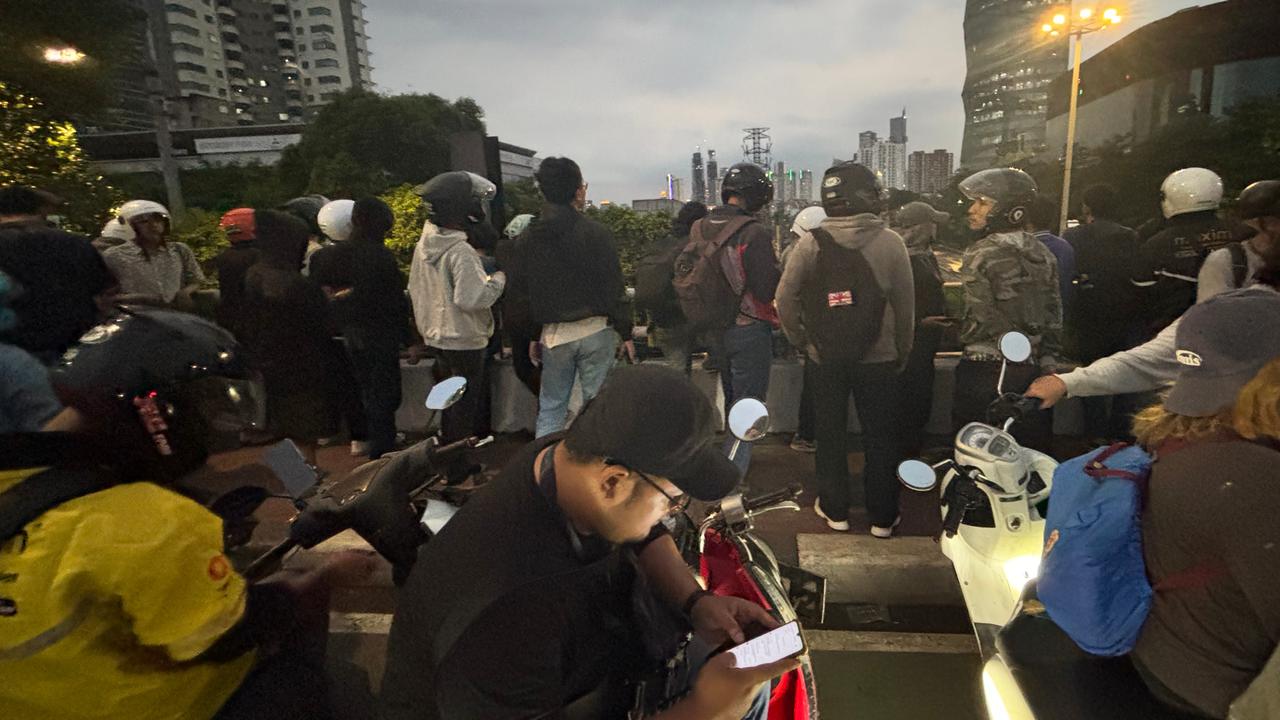 Momen Pengendara Berhenti di Fly Over Slipi, Lihat Bekas Kerusuhan Demo Hari Ini