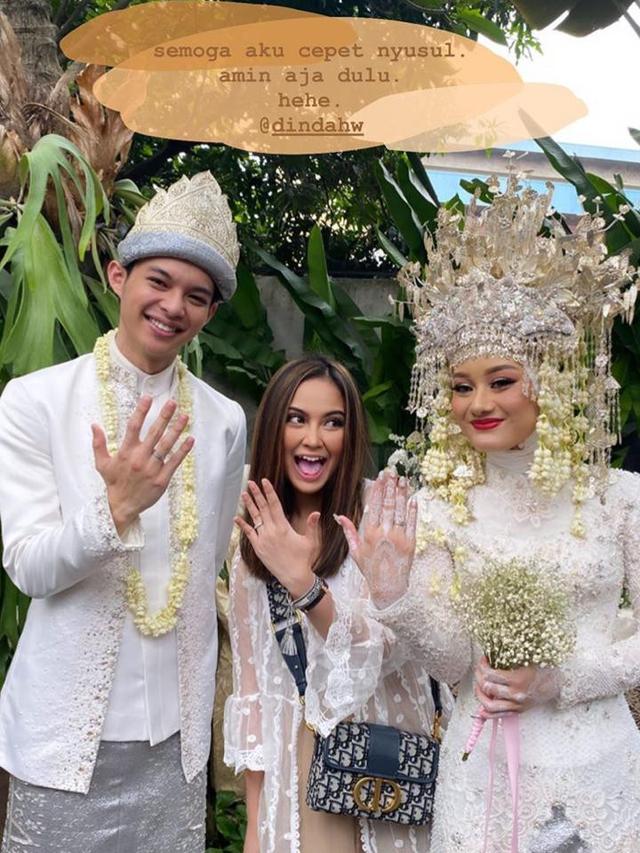 Gaya Seleb di Pernikahan Dinda Hauw dan Rey Mbayang