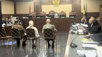Tiga terdakwa kasus dugaan korupsi pengadaan laptop Chromebook di ruang sidang utama Pengadilan Tindak Pidana Korupsi Jakarta. (Foto: Liputan6.com/Radityo Priyasmoro).