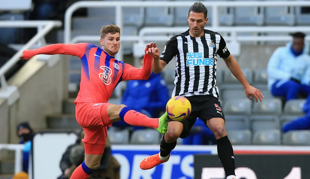 Striker Chelsea, Timo Werner berebut bola dengan bek Newcastle United, Fabian Schar, pada laga lanjutan Liga Inggris di St James Park, Sabtu (21/11/2020) malam WIB. Chelsea menang 2-0 atas Newcastle United. (AFP/Lindsey Parnaby/pool)
