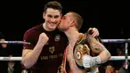 Petinju Carl Frampton saat mencium pelatihnya usai memenangkan gelar tinju kelas Bantam di Manchester Arena, (27/2). Carl kini memegang sabuk juara IBF dan WBA judul super bantam. (Reuters / Andrew Couldridge)