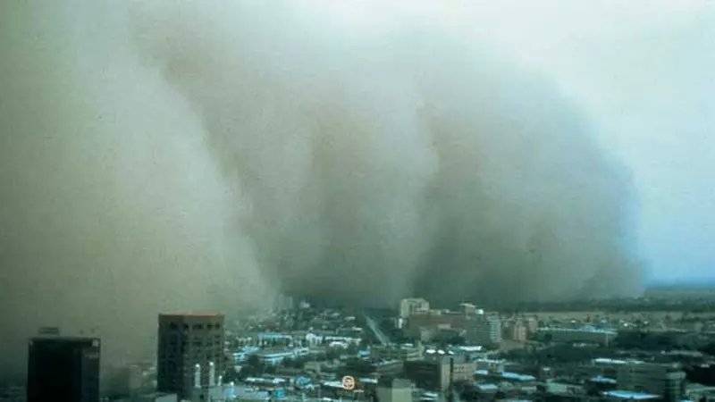 Debu terangkat dari tanah pertanian di sebelah barat Melbourne menuju kota pada tahun 1983.(Katsuhiro Abe/ Bureau of Meteorology/BOM)