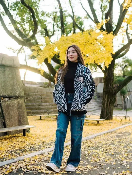 Kombinasi turtleneck top, celana jeans, jaket bermotif dan sneakers jadi gaya jalanan yang kece. @natashawilona12.