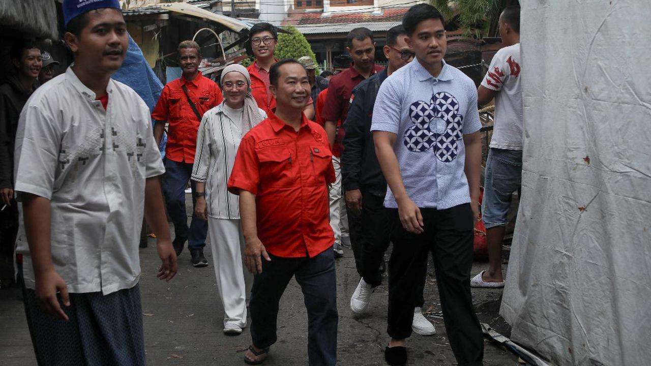 "Sambil sowan sama relawannya pak Presiden, dan dulu Sang Pisang (bisnis kuliner milik Kaesang) dapurnya di sini," kata Kaesang usai bertemu dengan relawan, dikutip Antaranews, pada Jumat (5/7/2024).<br>