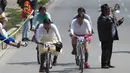 Sejumlah wanita mengayuh sepedanya saat mengikuti balapan Cholita di El Alto, La Paz, Bolivia (12/11). Dalam balapan sepeda ini peserta mengenakan topi bundar, rok dan selendang sulaman. (AP Photo / Juan Karita)