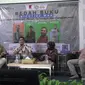 Komunitas Kretek bekerja sama dengan DEMA Fakultas Adab dan Humaniora UIN Syarif Hidayatullah Jakarta menggelar bedah buku Nicotine War karya Wanda Hamilton di Teater Abdul Ghani, Fakultas Adab dan Humaniora, UIN Syarif Hidayatullah, Senin (7/11/2022).