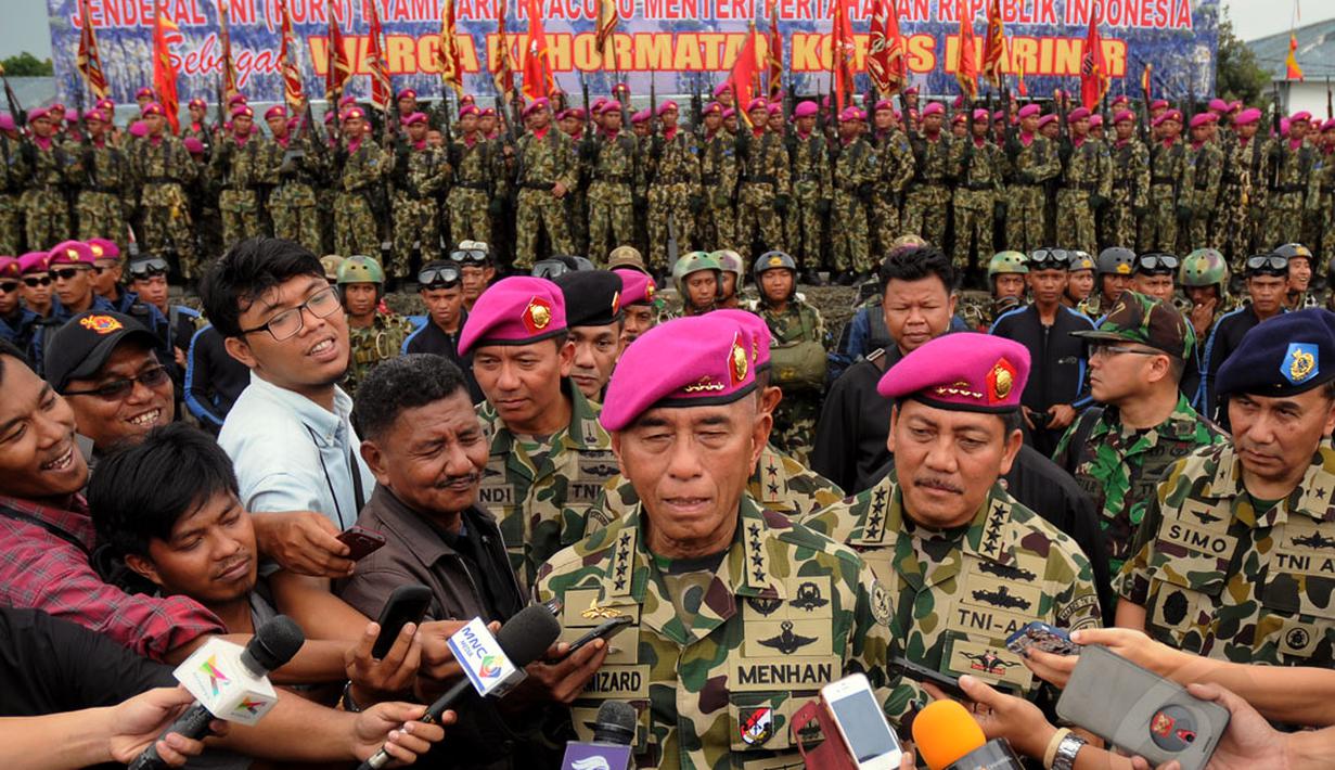 Menteri Pertahanan Jenderal TNI Purnawirawan Ryamizard Ryacudu (tengah) memberikan sejumlah keterangan pada awak media usai penyematan brevet dan baret kehormatan di Kesatrian Marinir, Cilandak, Jakarta (9/12/2014). (Liputan6.com/Helmi Fithriansyah)