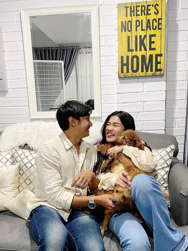 Bak Keluarga, Ini 6 Potret Caesar Hito dan Felicya Angelista Bersama Anjing Kesayangannya