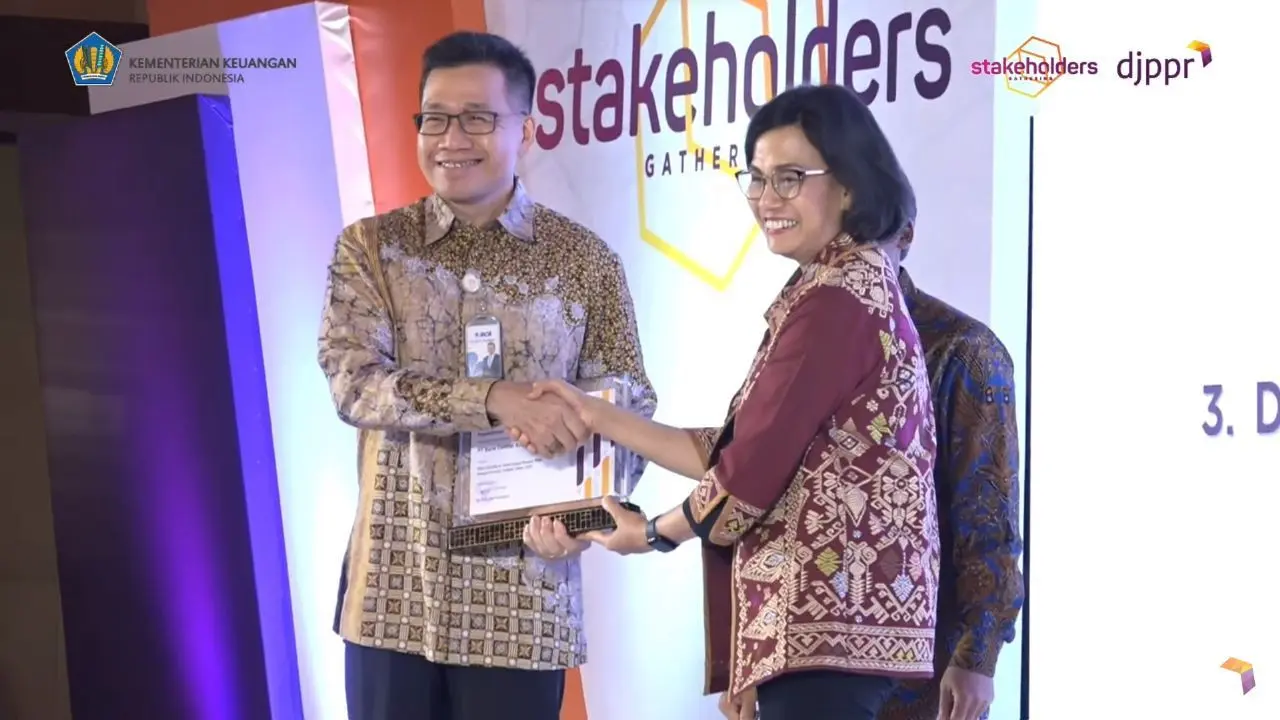 Direktur BCA Haryanto Budiman (kiri) menerima penghargaan dari Menteri Keuangan Sri Mulyani (kanan) pada kegiatan “Sinergi Pembiayaan APBN yang Adaptif dalam Menghadapi Ketidakpastian Kondisi Global pada Rabu (21/12/2022).
