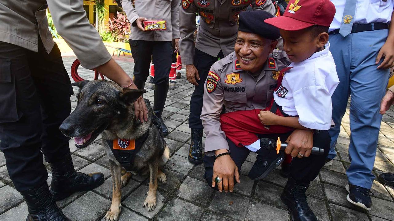 FOTO: Semangat Murid SLB Belajar Bersama Anjing K-9 Mabes Polri