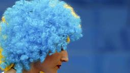 Seorang Suporter Ukraina tampil unik dengan rambut berwarna khas Negaranya pada laga Euro 2016  Ukraina melawan Polandia di Stadion Velodrome, Marseille, Rabu (22/6/2016) dini hari WIB.   (REUTERS/Yves Herman)