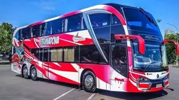 New Armada Skylander DD merupakan bus double decker keluaran New Armada. Bus ini memiliki penampilan yang sangat mencerminkan bus Eropa berkat absennya panel pemisah antara kaca depan atas dan bawah. (Source: awansan.com)